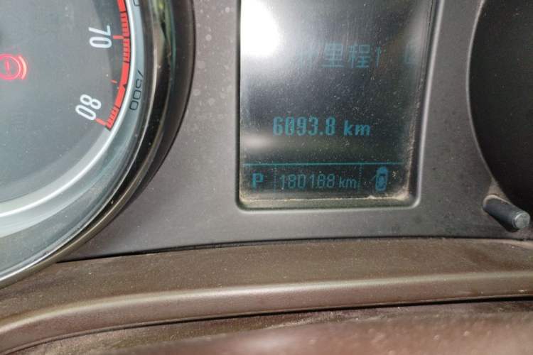 Used Buick Regal 2014 2.0L Leading Fashion Edition Odometer Close Up