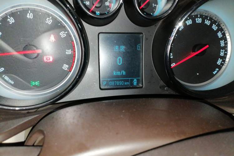 Used Buick Regal 2014 2.0L Leading Fashion Edition Odometer Close Up