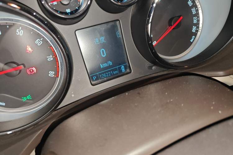 Used Buick Regal 2014 2.0L Leading Fashion Edition Odometer Close Up