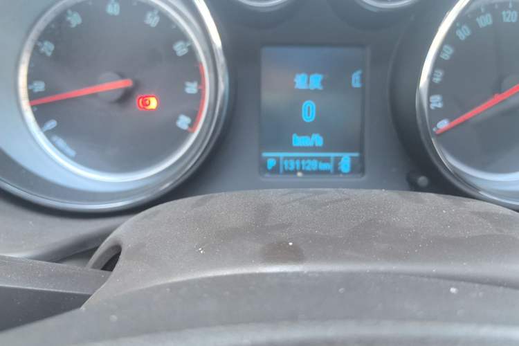 Used Buick Regal 2014 2.0L Leading Fashion Edition Odometer Close Up