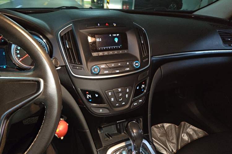 Used Buick Regal 2014 1.6T Fashionable Tech Edition Audio And AC Panel