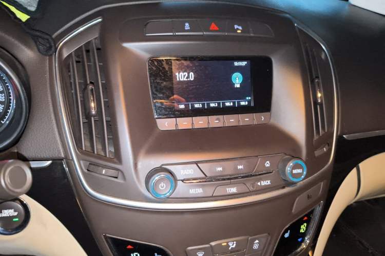 Used Buick Regal 2014 2.0L Elite Fashion Edition Audio And AC Panel