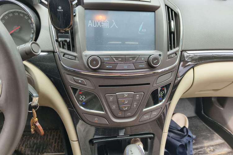 Used Buick Regal 2014 2.0L Leading Fashion Edition Audio And AC Panel