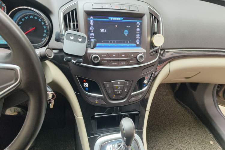 Used Buick Regal 2014 2.0L Leading Fashion Edition Audio And AC Panel