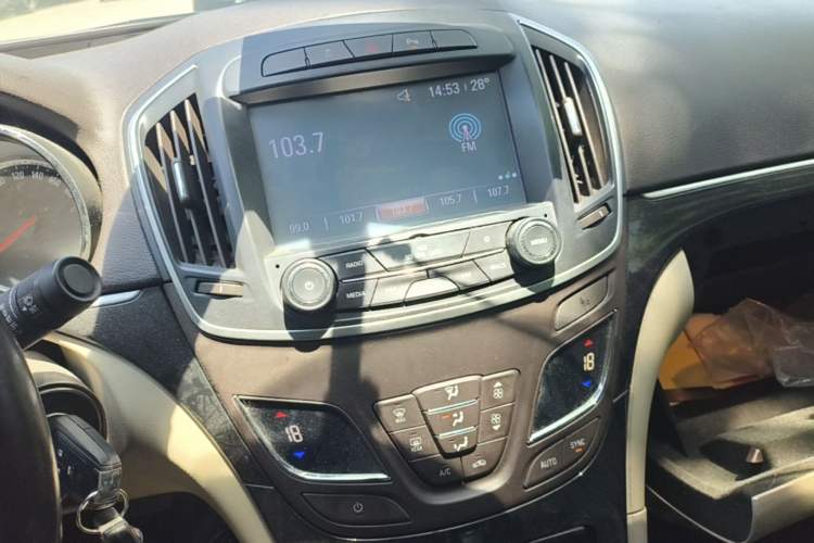 Used Buick Regal 2014 2.0L Leading Fashion Edition Audio And AC Panel