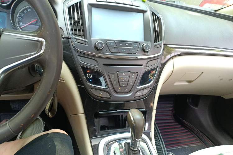 Used Buick Regal 2014 2.0L Leading Fashion Edition Audio And AC Panel