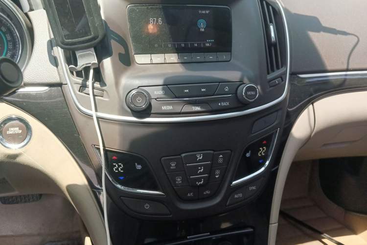 Used Buick Regal 2014 2.0L Elite Fashion Edition Audio And AC Panel
