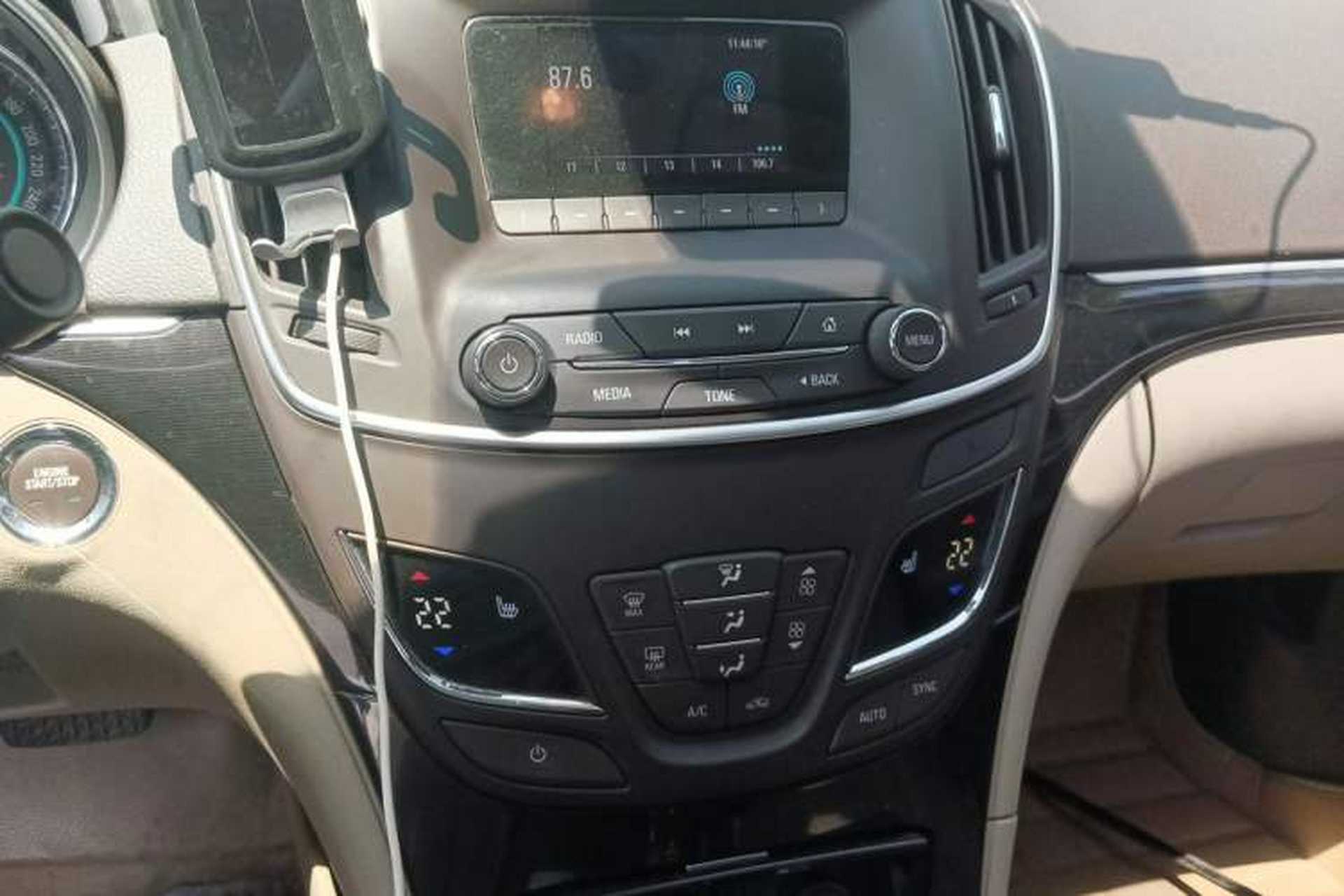 Used Buick Regal 2014 2.0L Elite Fashion Edition Audio And AC Panel