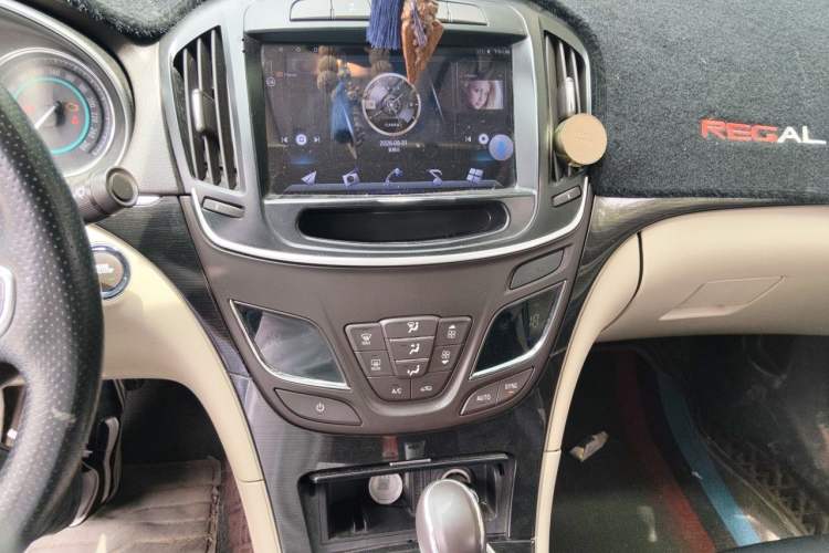 Used Buick Regal 2014 2.0L Elite Fashion Edition Audio And AC Panel