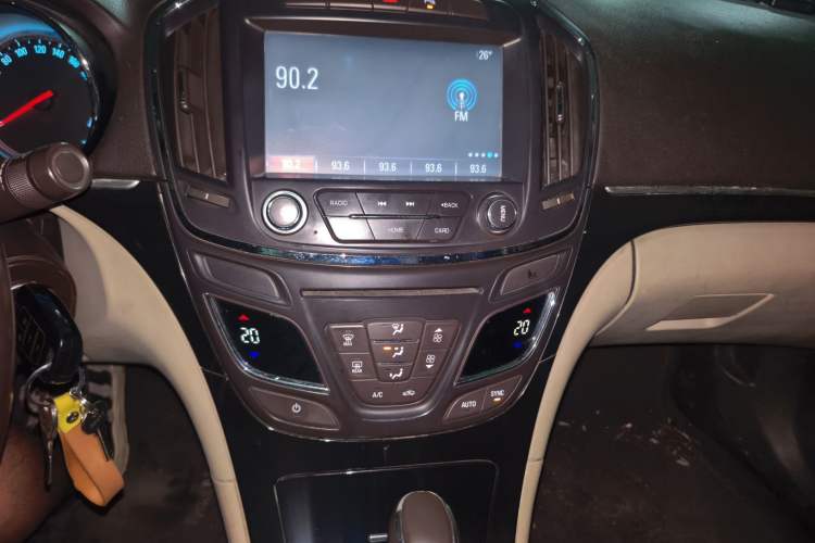 Used Buick Regal 2014 2.0L Leading Fashion Edition Audio And AC Panel