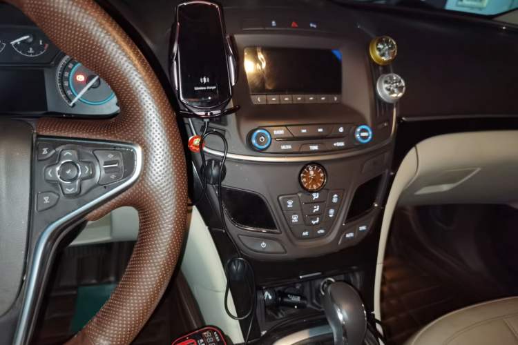 Used Buick Regal 2014 2.0L Elite Fashion Edition Audio And AC Panel