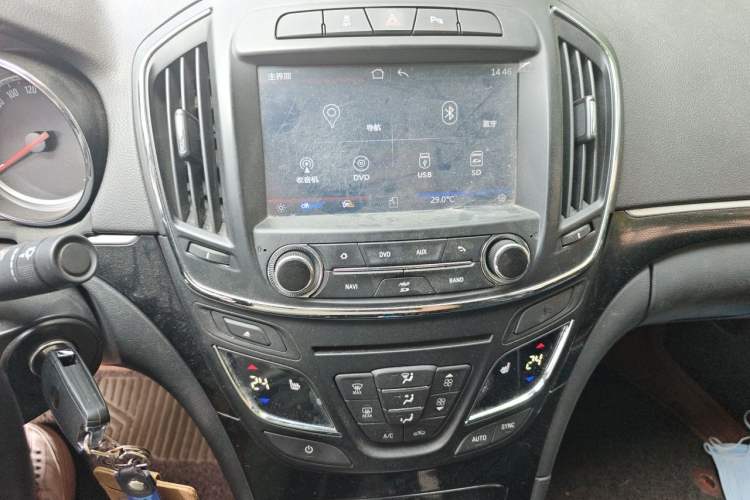 Used Buick Regal 2014 1.6T Fashionable Tech Edition Audio And AC Panel