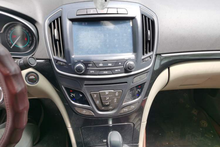 Used Buick Regal 2014 2.0L Elite Fashion Edition Audio And AC Panel