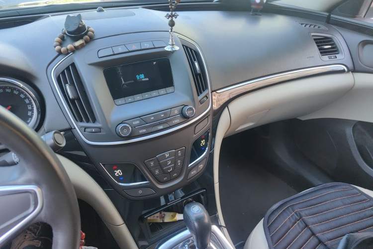 Used Buick Regal 2014 2.0L Leading Fashion Edition Audio And AC Panel