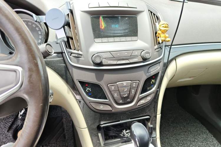 Used Buick Regal 2014 2.0L Leading Fashion Edition Audio And AC Panel