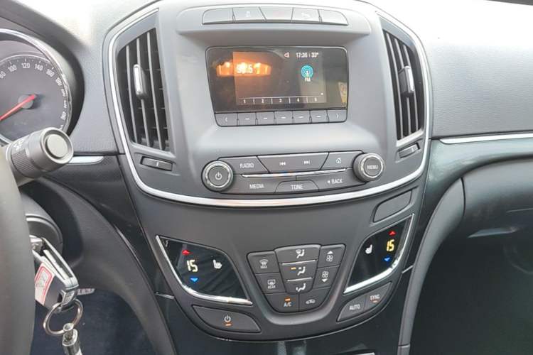Used Buick Regal 2014 1.6T Fashionable Tech Edition Audio And AC Panel