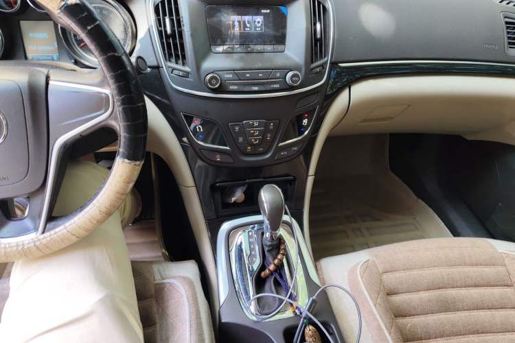 Used Buick Regal 2014 2.0L Leading Fashion Edition Audio And AC Panel
