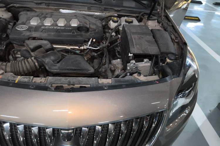 Used Buick Regal 2014 2.0L Elite Fashion Edition Engine Bay Left