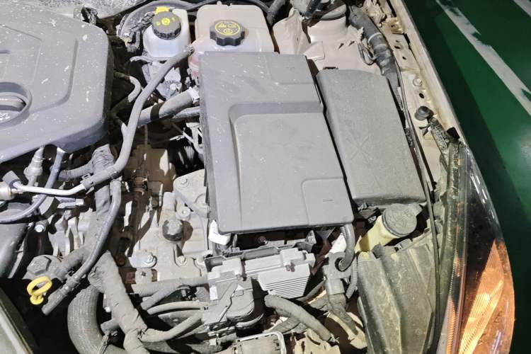 Used Buick Regal 2014 2.0L Elite Fashion Edition Engine Bay Left