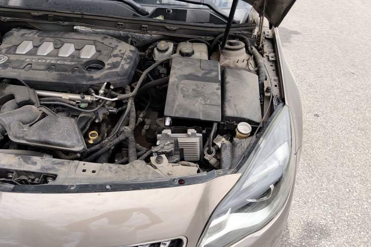 Used Buick Regal 2014 2.0L Elite Fashion Edition Engine Bay Left