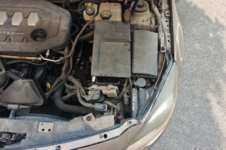 Used Buick Regal 2014 2.0L Elite Fashion Edition Engine Bay Left