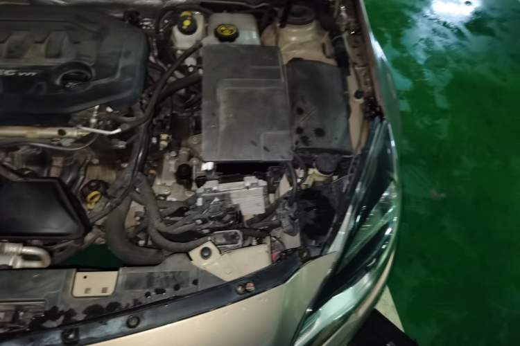 Used Buick Regal 2014 2.0L Elite Fashion Edition Engine Bay Left