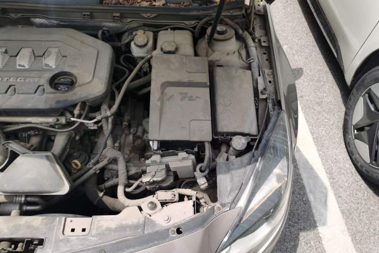 Used Buick Regal 2014 2.0L Elite Fashion Edition Engine Bay Left