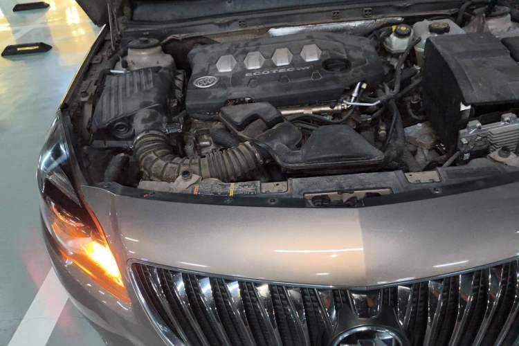 Used Buick Regal 2014 2.0L Elite Fashion Edition Engine Bay Right
