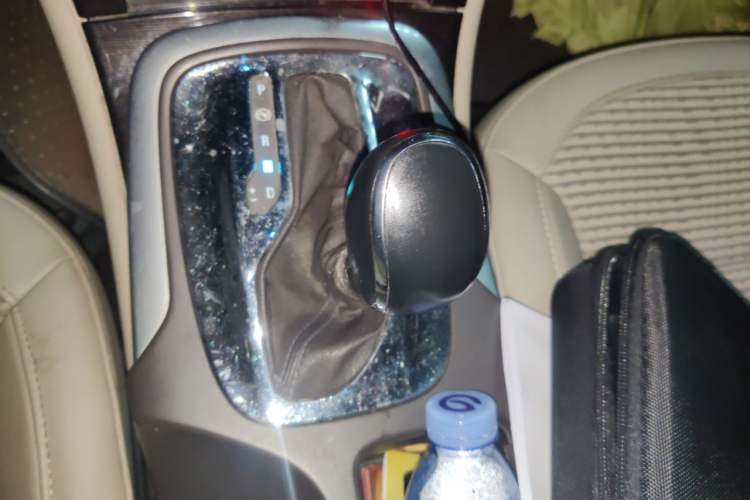 Used Buick Regal 2014 2.0L Leading Fashion Edition Gear Lever
