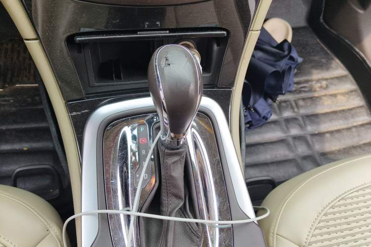 Used Buick Regal 2014 2.0L Leading Fashion Edition Gear Lever