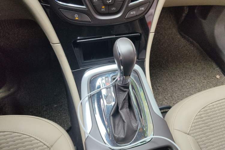 Used Buick Regal 2014 2.0L Leading Fashion Edition Gear Lever