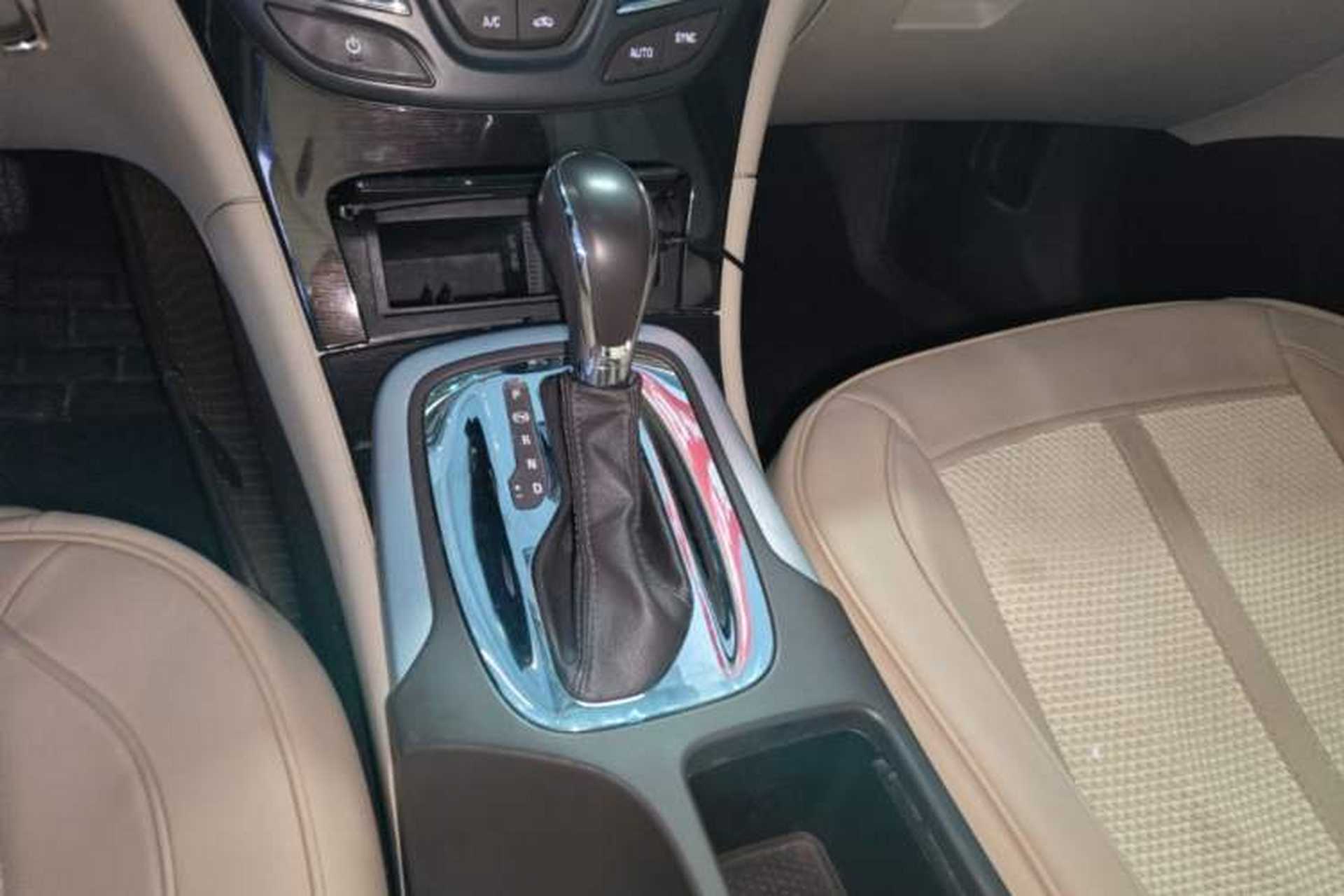 Used Buick Regal 2014 2.0L Leading Fashion Edition Gear Lever