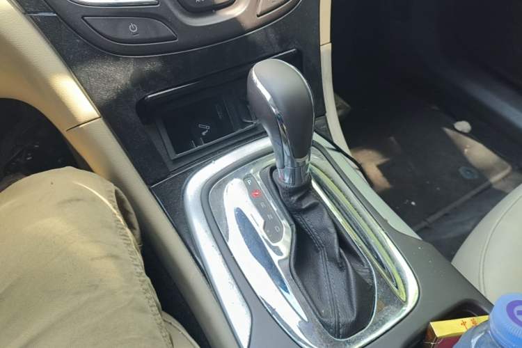 Used Buick Regal 2014 2.0L Leading Fashion Edition Gear Lever