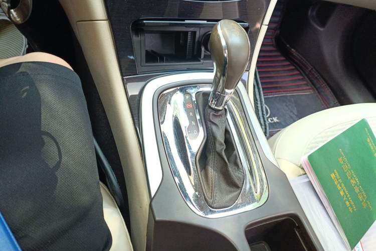 Used Buick Regal 2014 2.0L Leading Fashion Edition Gear Lever