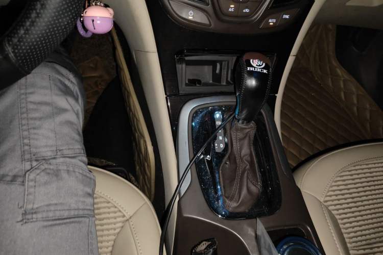 Used Buick Regal 2014 2.0L Leading Fashion Edition Gear Lever