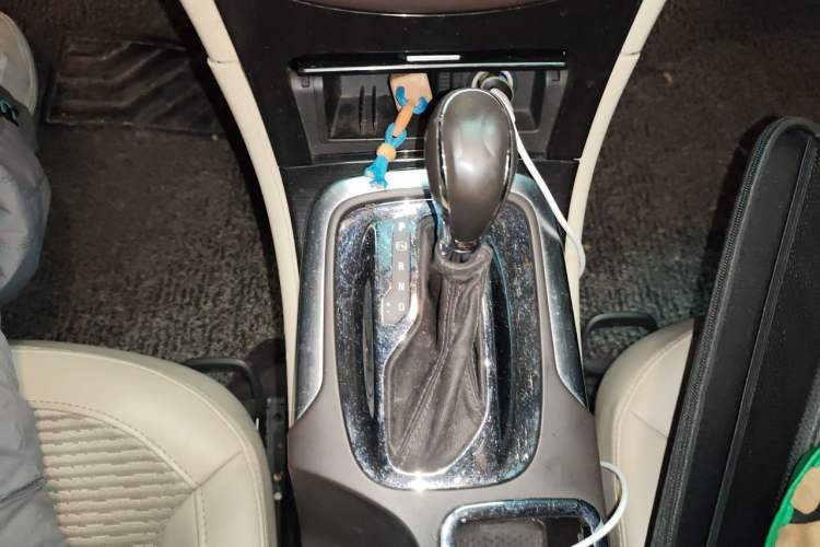 Used Buick Regal 2014 2.0L Leading Fashion Edition Gear Lever
