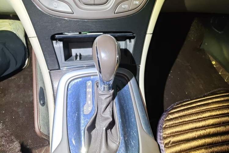 Used Buick Regal 2014 2.0L Elite Fashion Edition Gear Lever