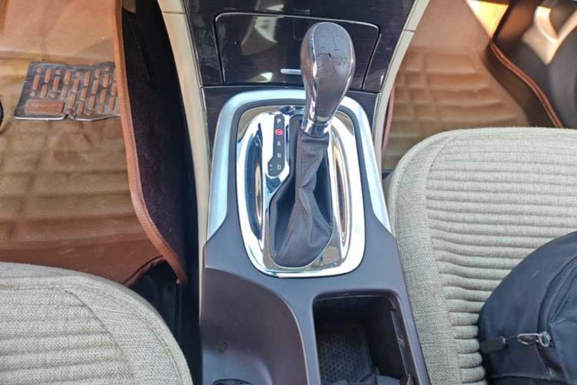 Used Buick Regal 2014 2.0L Leading Fashion Edition Gear Lever