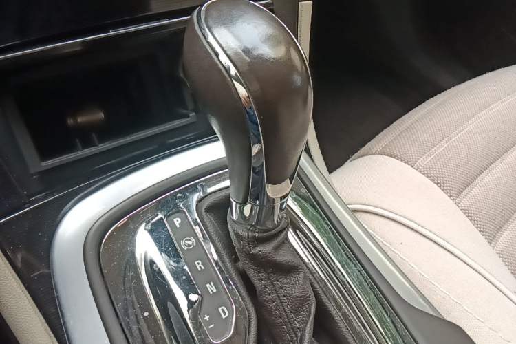 Used Buick Regal 2014 2.0L Leading Fashion Edition Gear Lever