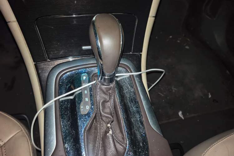 Used Buick Regal 2014 2.0L Leading Fashion Edition Gear Lever