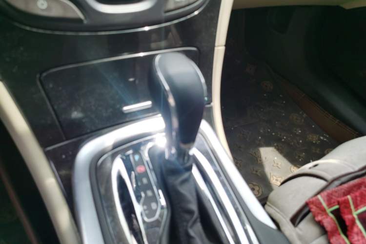 Used Buick Regal 2014 2.0L Elite Fashion Edition Gear Lever