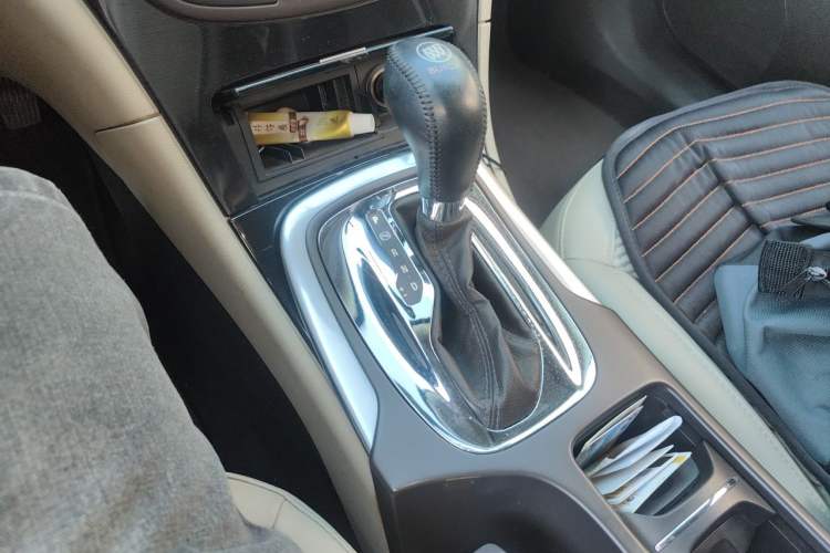 Used Buick Regal 2014 2.0L Leading Fashion Edition Gear Lever