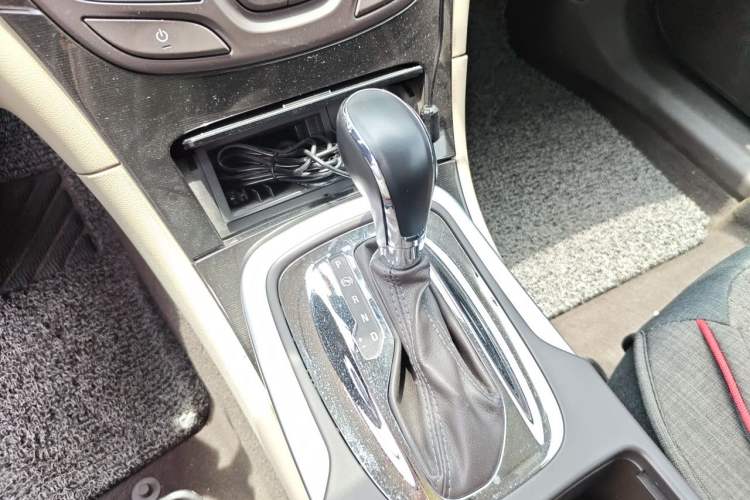 Used Buick Regal 2014 2.0L Leading Fashion Edition Gear Lever