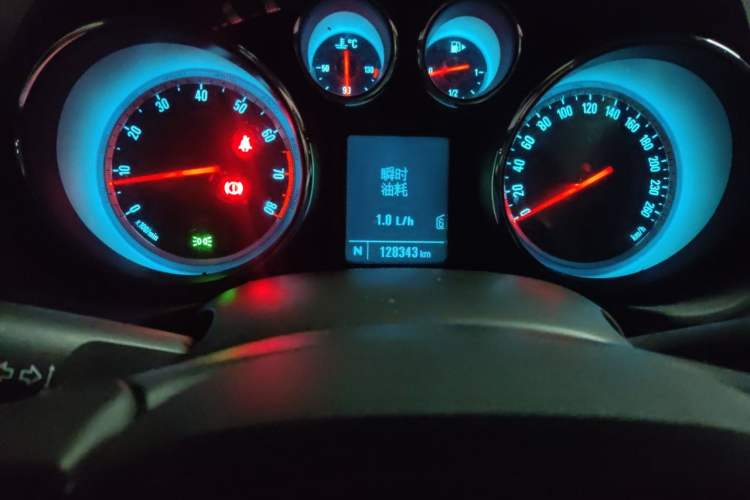 Used Buick Regal 2014 2.0L Leading Fashion Edition Odometer Close Up