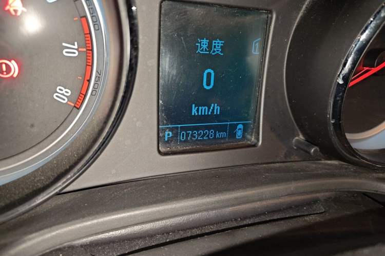 Used Buick Regal 2014 1.6T Fashionable Tech Edition Odometer Close Up