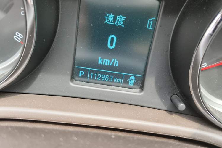 Used Buick Regal 2014 2.0L Leading Fashion Edition Odometer Close Up
