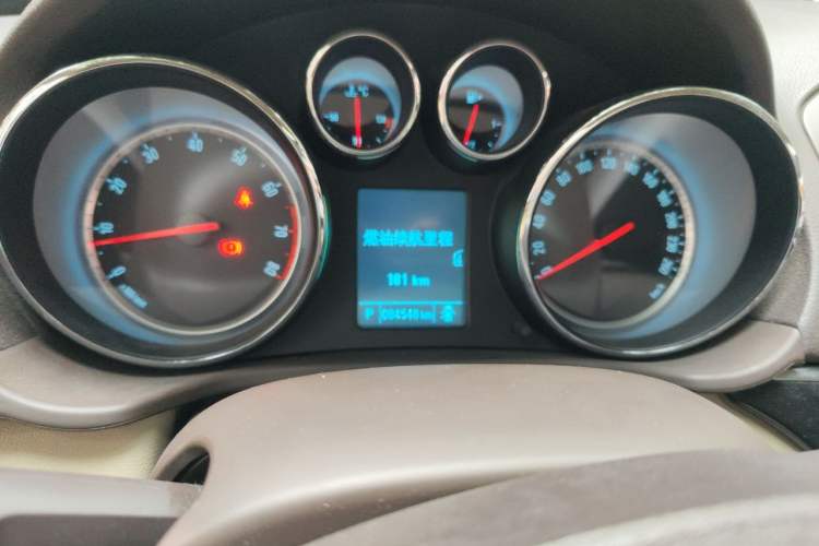 Used Buick Regal 2014 2.0L Leading Fashion Edition Odometer Close Up