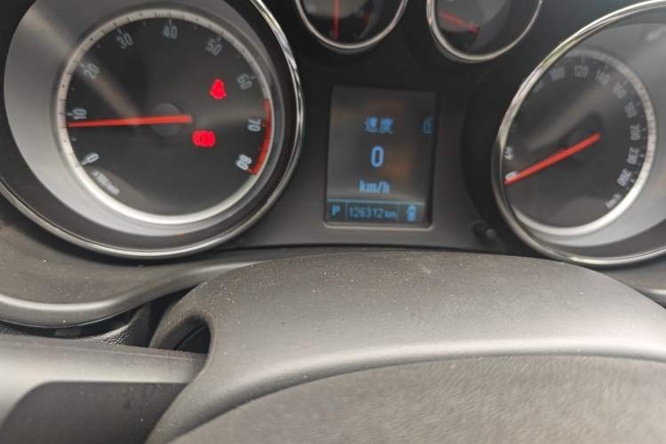 Used Buick Regal 2014 1.6T Fashionable Tech Edition Odometer Close Up