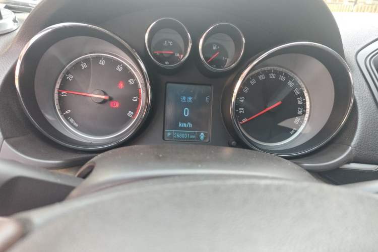 Used Buick Regal 2014 2.0L Leading Fashion Edition Odometer Close Up