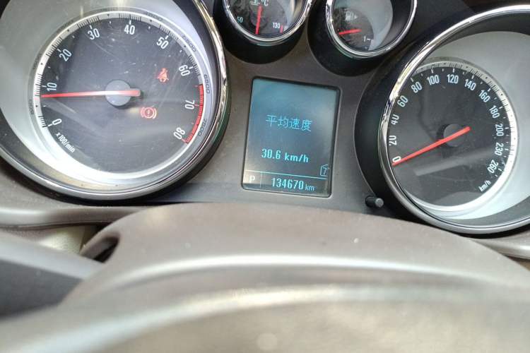 Used Buick Regal 2014 2.0L Leading Fashion Edition Odometer Close Up